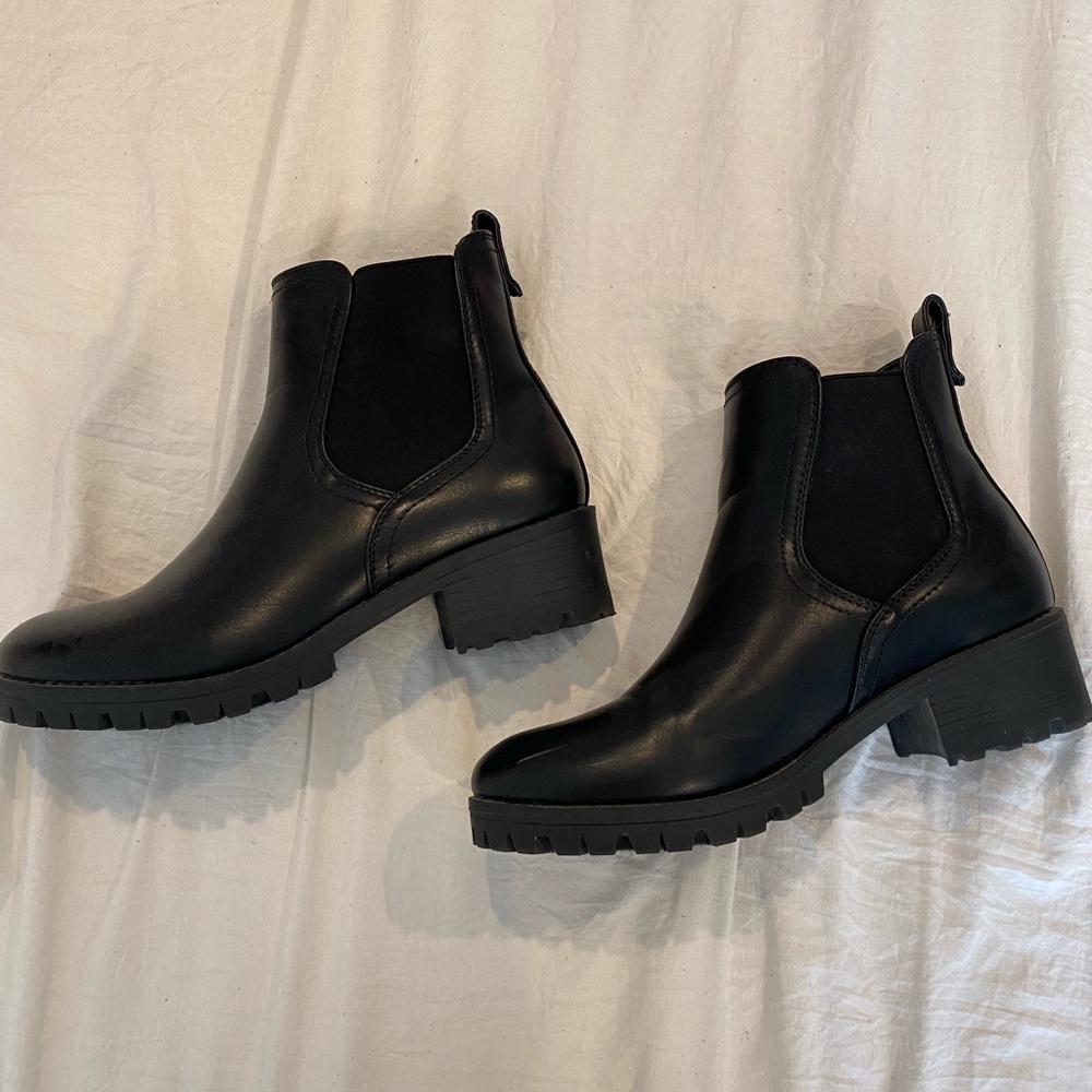 BLACK BOOTS